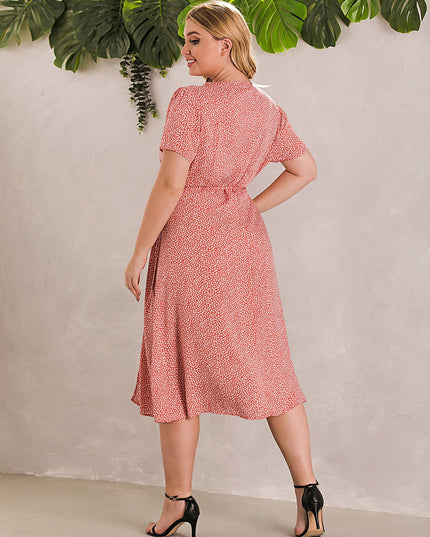 Sukienka plus size wiązana w pasie