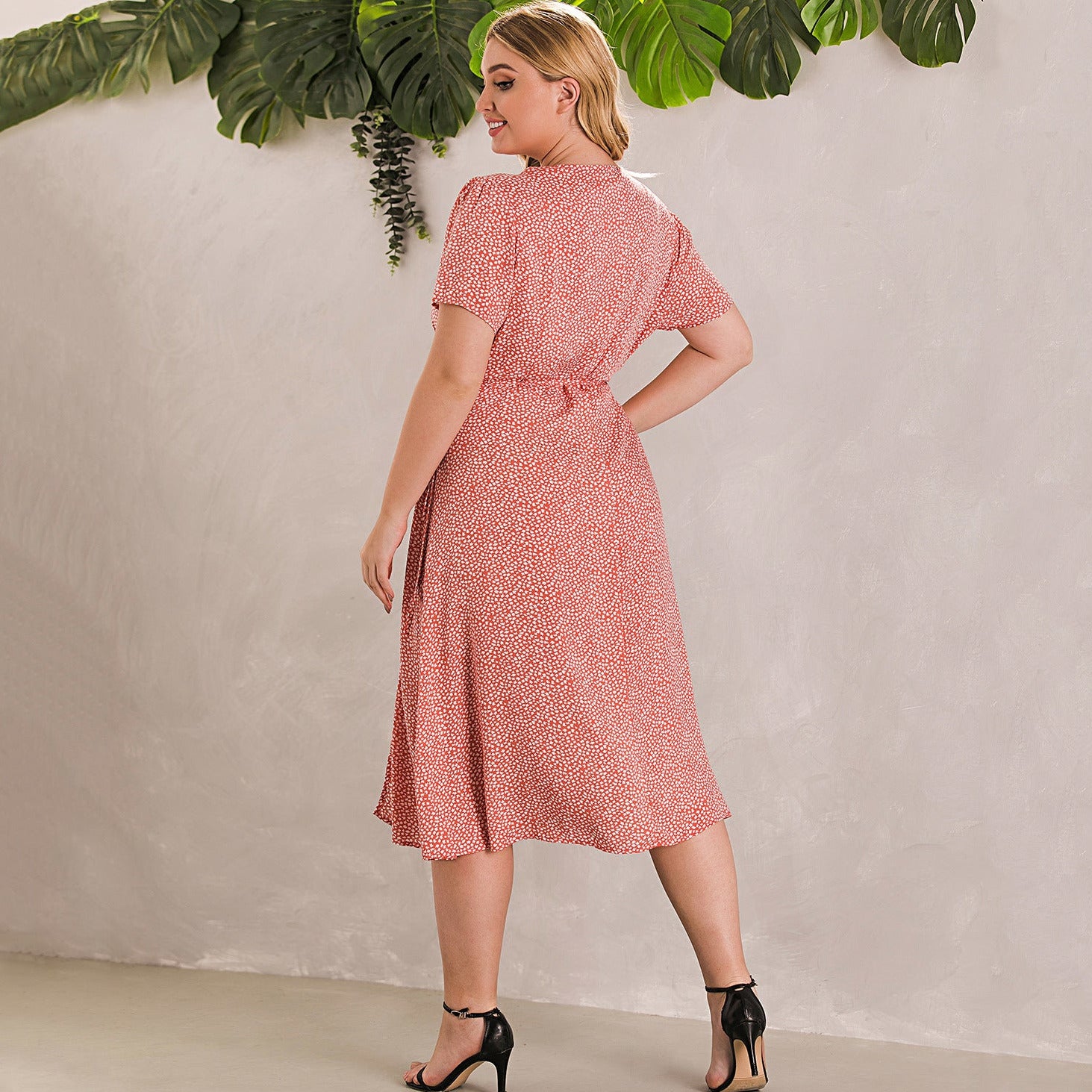Sukienka plus size wiązana w pasie