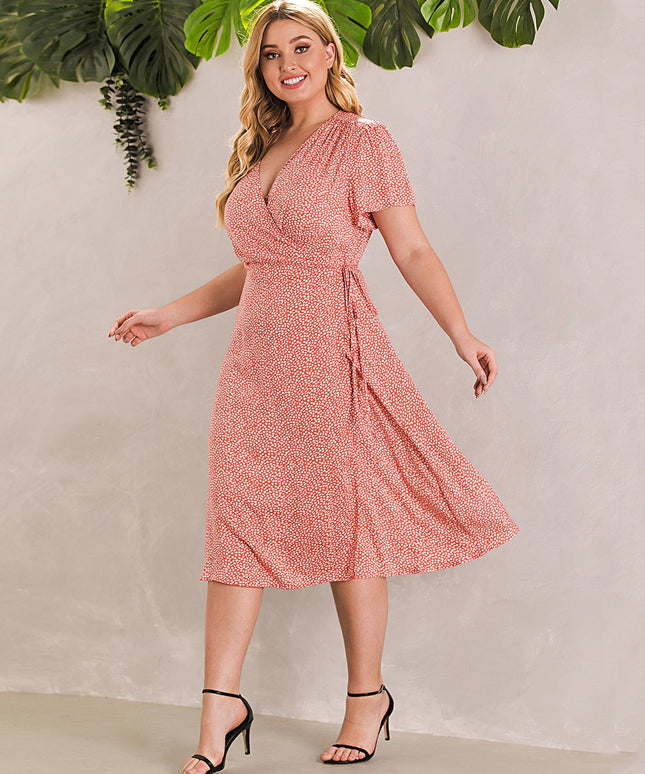 Sukienka plus size wiązana w pasie