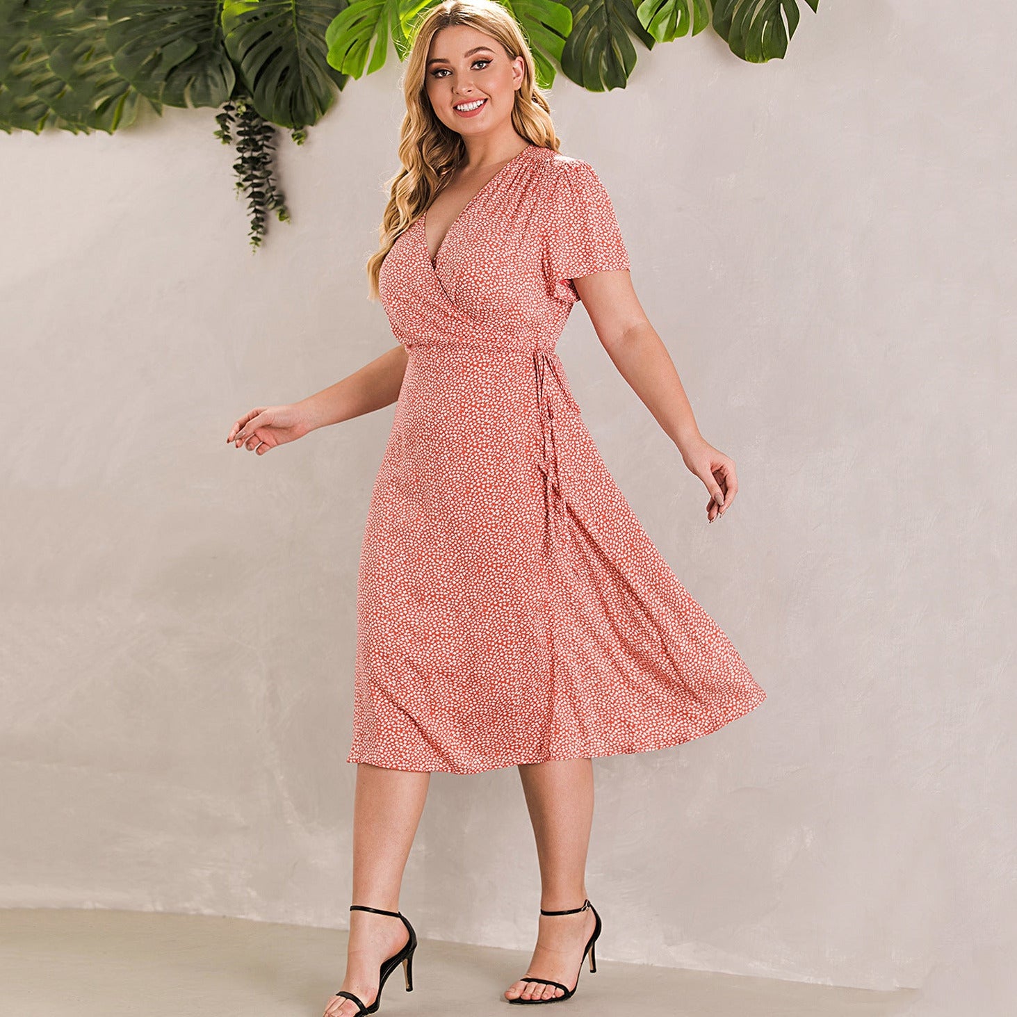 Sukienka plus size wiązana w pasie