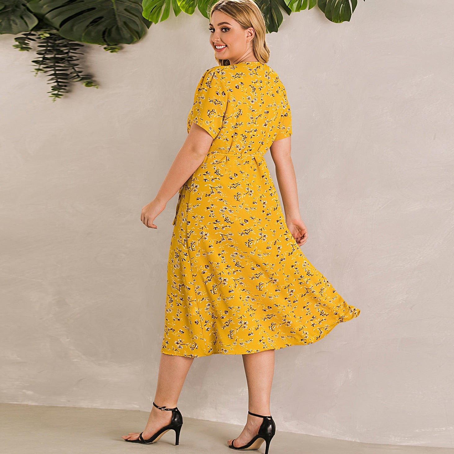 Sukienka plus size wiązana w pasie