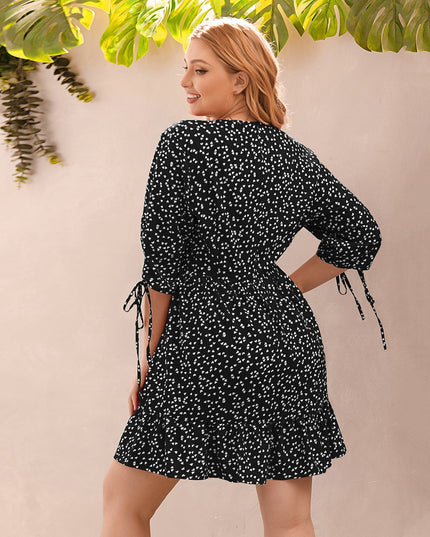 Sukienka plus size z falbanką i głębszym dekoltem