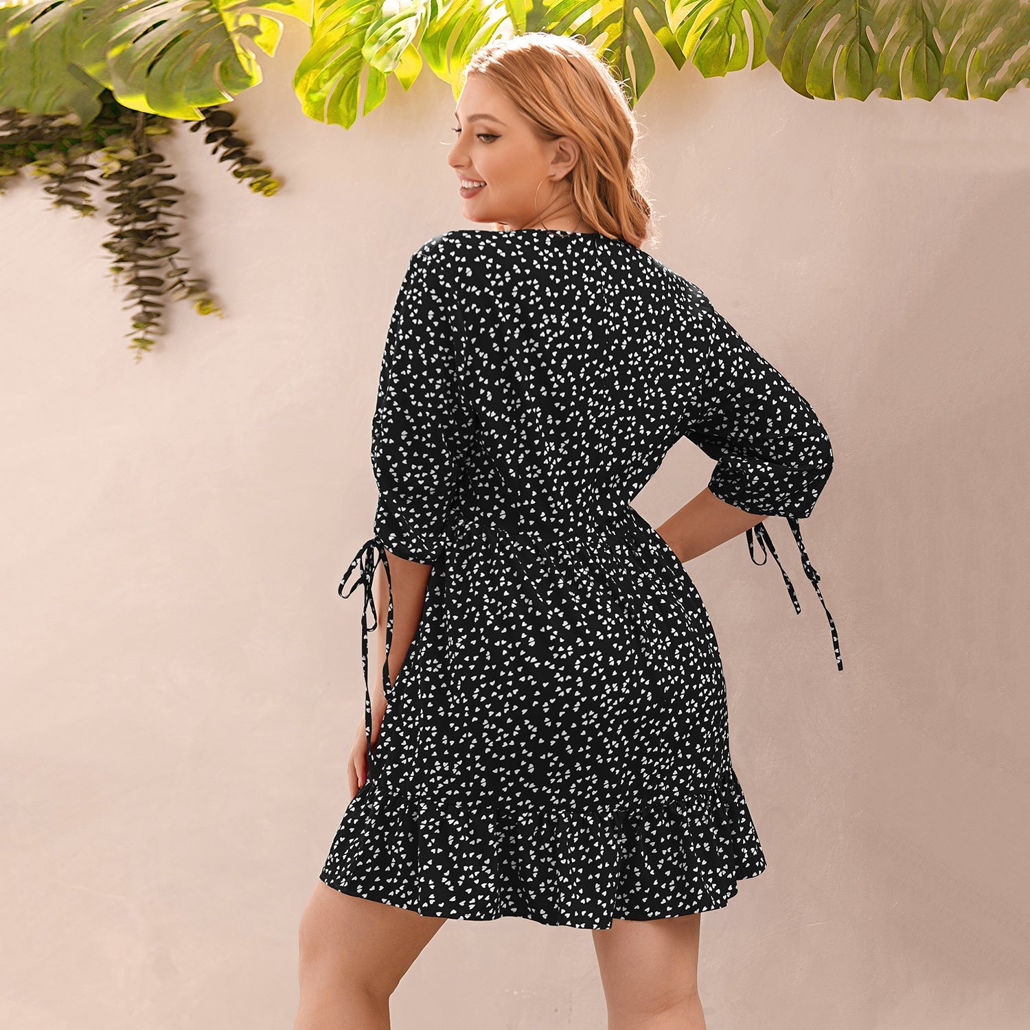 Sukienka plus size z falbanką i głębszym dekoltem