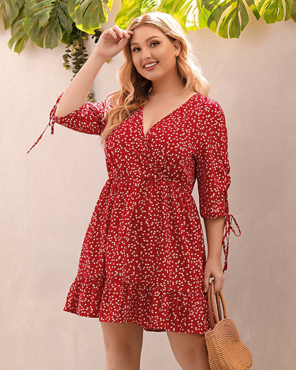 Sukienka plus size z falbanką i głębszym dekoltem