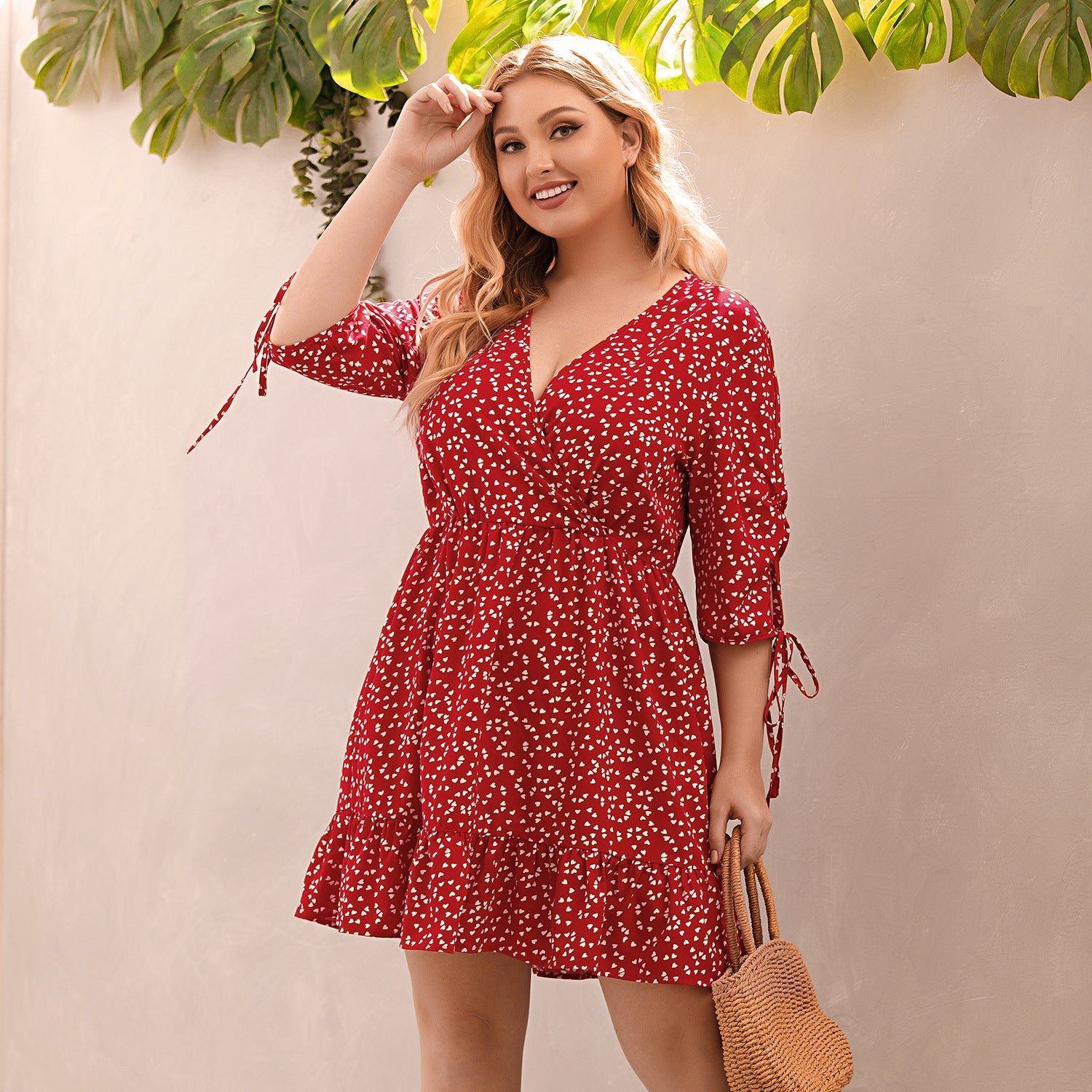 Sukienka plus size z falbanką i głębszym dekoltem