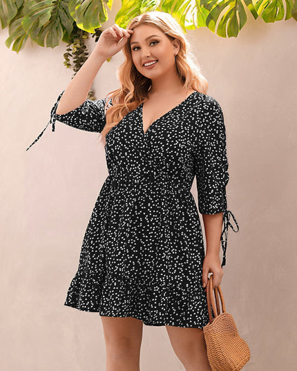 Sukienka plus size z falbanką i głębszym dekoltem