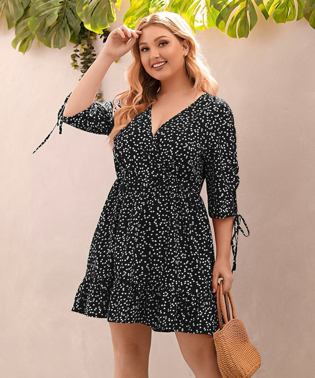 Sukienka plus size z falbanką i głębszym dekoltem