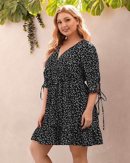 Sukienka plus size z falbanką i głębszym dekoltem