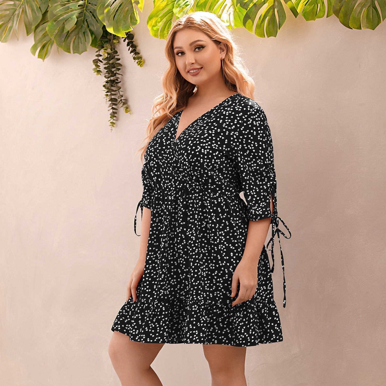 Sukienka plus size z falbanką i głębszym dekoltem