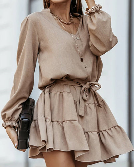 Sukienka mini brązowa z falbanką i długim rękawem