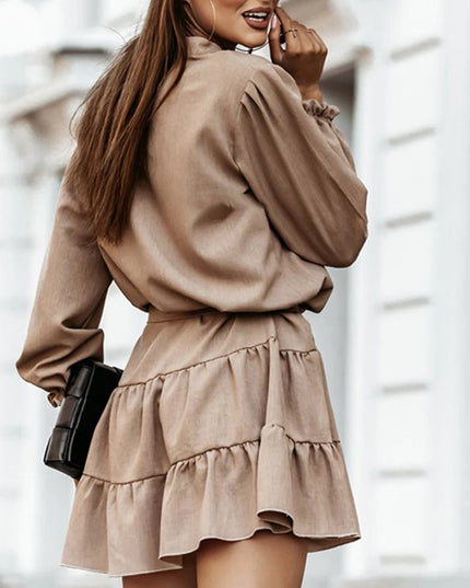 Sukienka mini brązowa z falbanką i długim rękawem