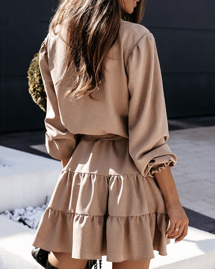 Sukienka mini brązowa z falbanką i długim rękawem