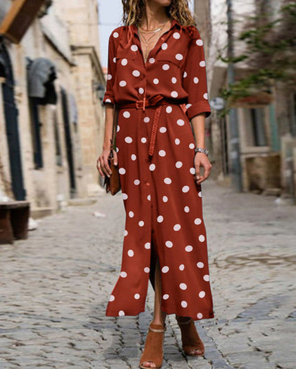 Sukienka maxi w kropki z rozcięciem