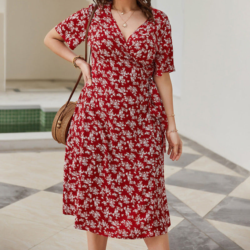 Sukienka plus size w czerwone kwieciste wzory