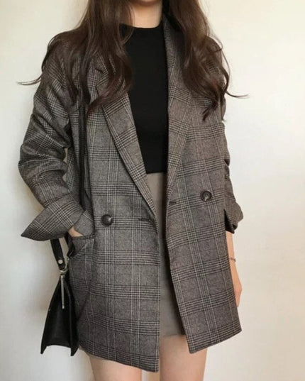 Damski płaszcz w kratkę o kroju marynarki