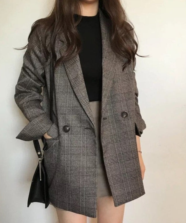 Damski płaszcz w kratkę o kroju marynarki