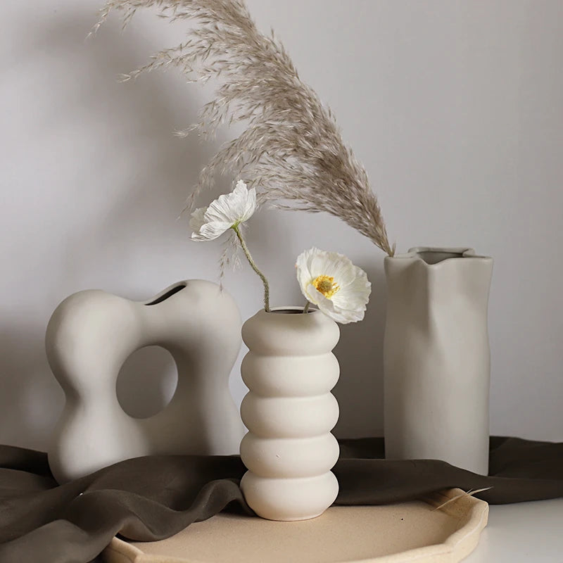Wazon ceramiczny minimalistyczny w jasnych kolorach