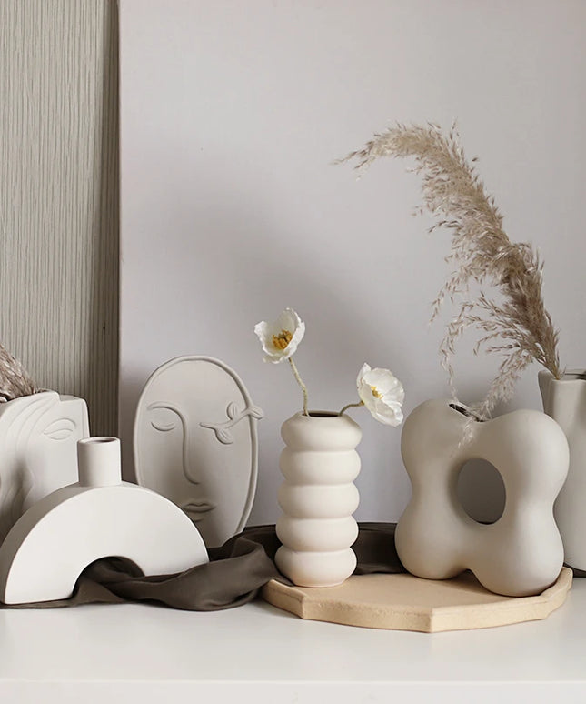 Wazon ceramiczny minimalistyczny w jasnych kolorach