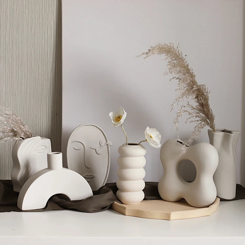 Wazon ceramiczny minimalistyczny w jasnych kolorach