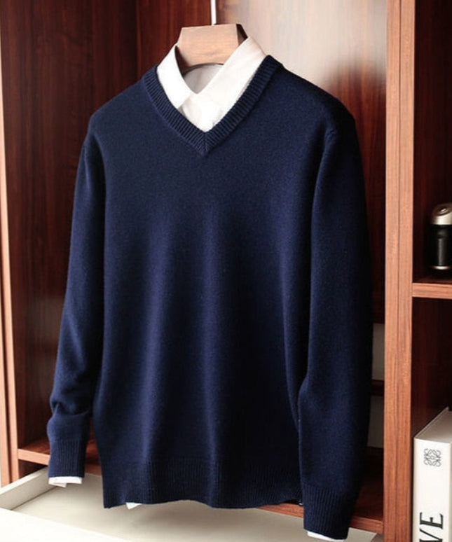 Męski sweter z dekoltem w serek z miękkiej dzianiny