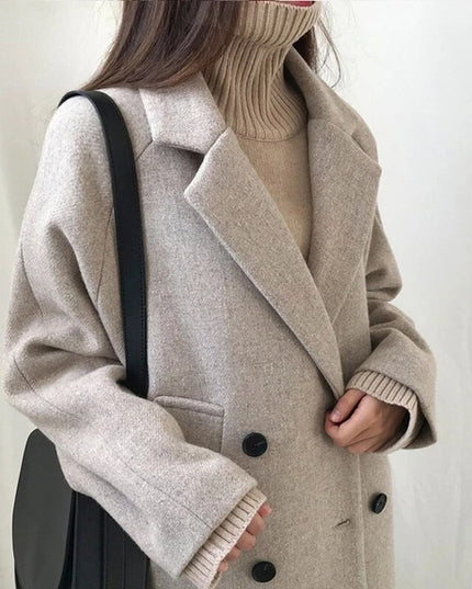 Damski płaszcz dwurzędowy z kieszeniami