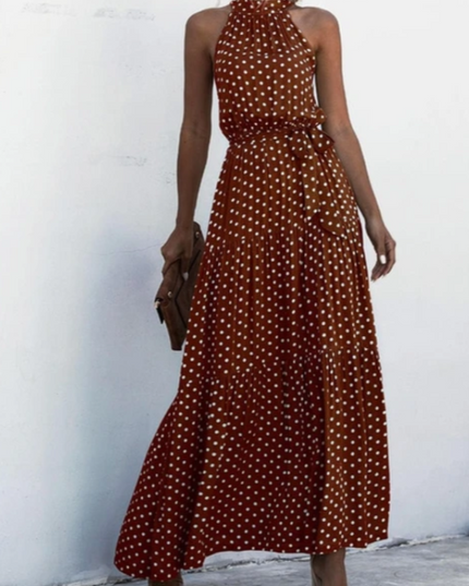 Sukienka maxi w kropki z wiązaniem w pasie