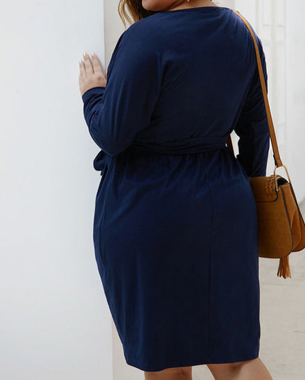 Sukienka plus size z długimi rękawami i wiązaniem w pasie