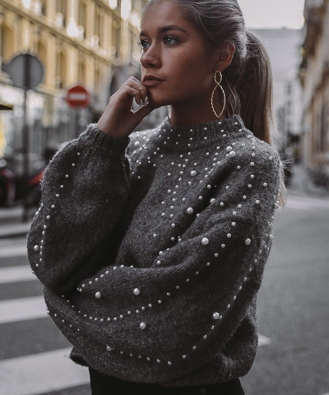 Damski sweter typu półgolf ozdobiony perełkami