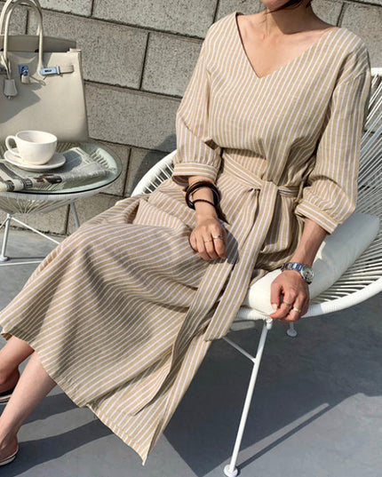 Sukienka długa w paski z dekoltem w kształcie V