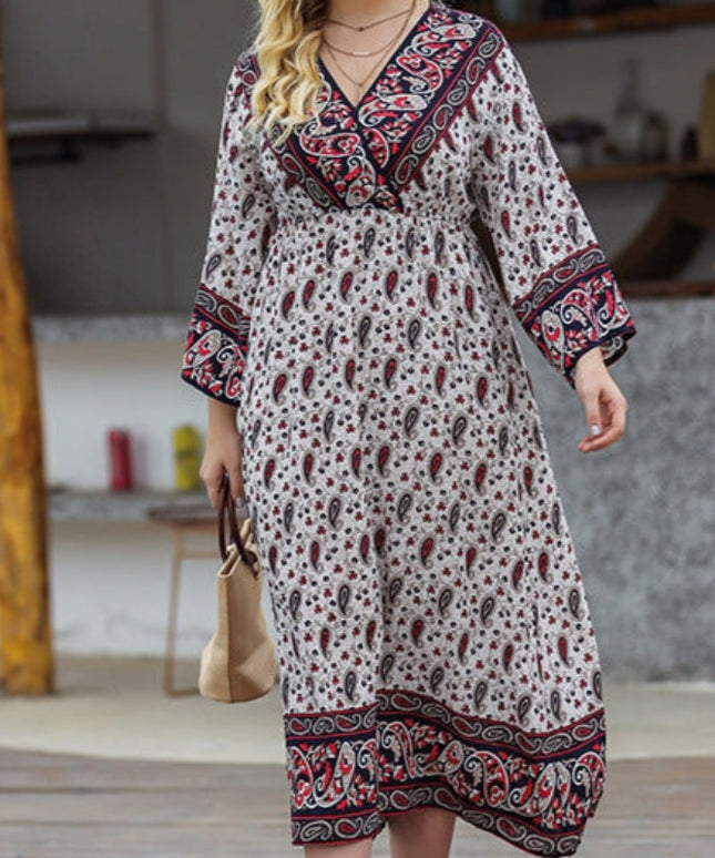 Sukienka plus size z przekładanym dekoltem