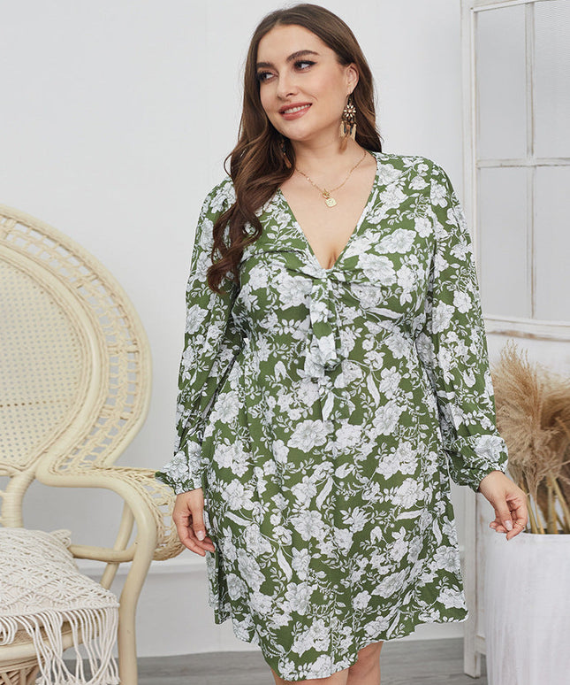 Sukienka plus size w kwieciste wzory z głębokim dekoltem