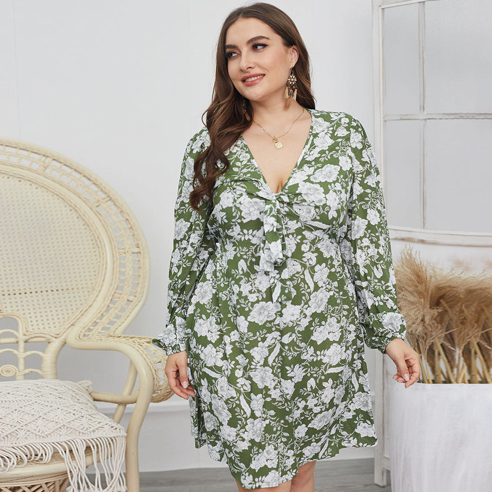 Sukienka plus size w kwieciste wzory z głębokim dekoltem
