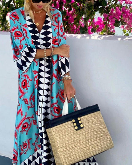 Sukienka maxi rozszerzanymi rękawami i geometryczne wzory
