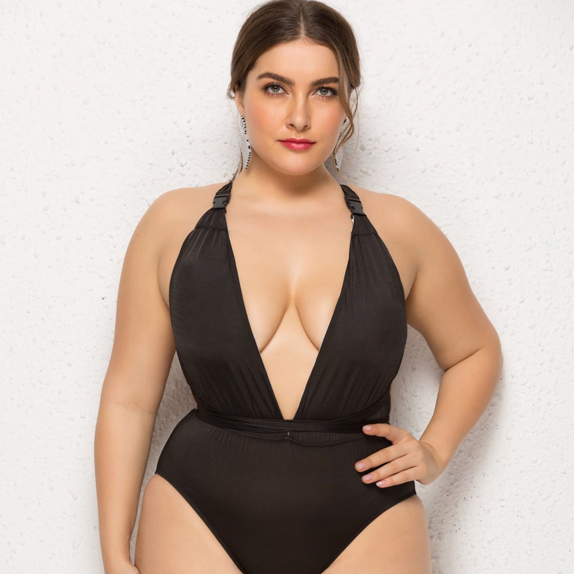 Jednoczęściowy strój kąpielowy plus size mocno wycięty