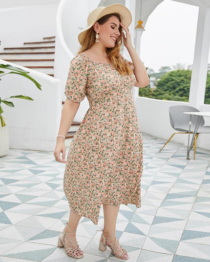 Sukienka plus size w kwiatki za kolano