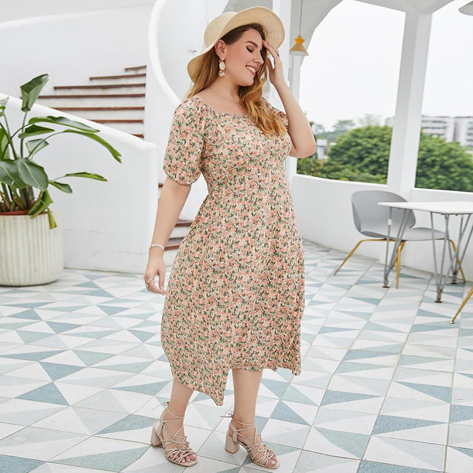 Sukienka plus size w kwiatki za kolano