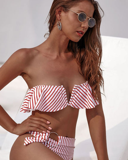 Dwuczęściowy strój kąpielowy z falbanką w paski z rozcięciem