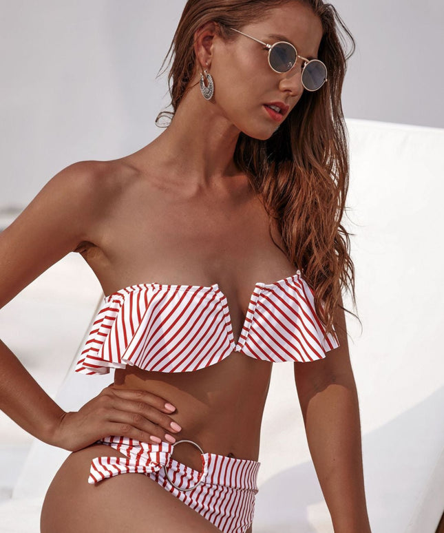 Dwuczęściowy strój kąpielowy z falbanką w paski z rozcięciem