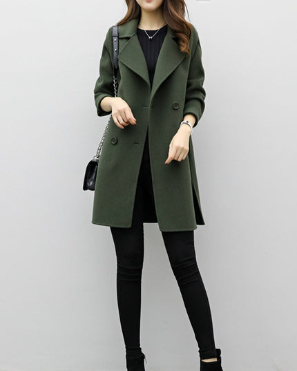 Damski płaszcz dwurzędowy z wycięciem po bokach