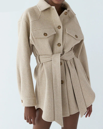 Damski płaszcz o koszulowym kroju