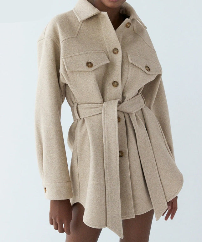 Damski płaszcz o koszulowym kroju