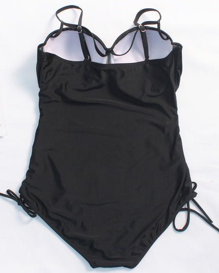 Jednoczęściowy strój kąpielowy plus size z ozdobnie wyciętymi bokami