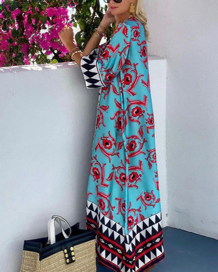 Sukienka maxi rozszerzanymi rękawami i geometryczne wzory