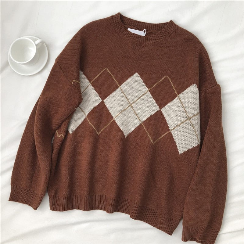Damski sweter dziergany z ozdobnym wzorem