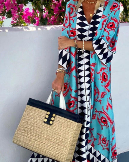 Sukienka maxi rozszerzanymi rękawami i geometryczne wzory