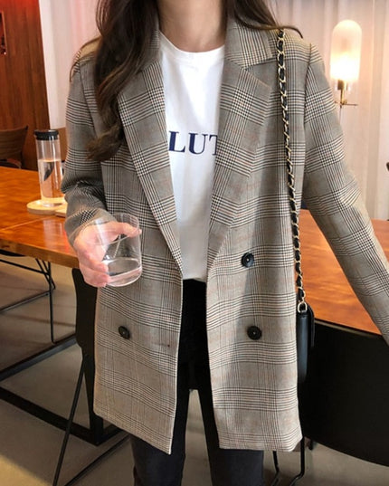 Damski płaszcz w kratkę