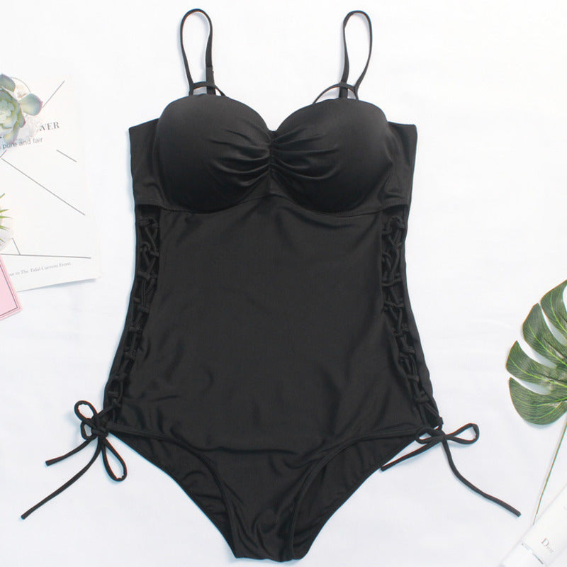 Jednoczęściowy strój kąpielowy plus size z ozdobnie wyciętymi bokami