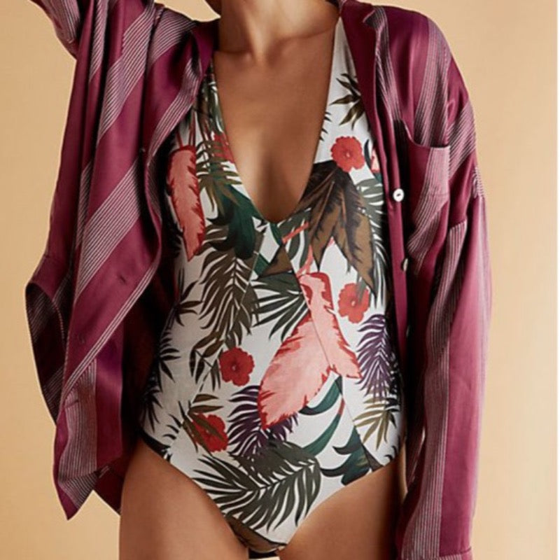 Jednoczęściowy strój kąpielowy monokini w liście z rozcięciami na boku