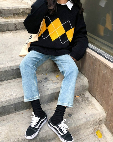 Damski sweter dziergany z ozdobnym wzorem