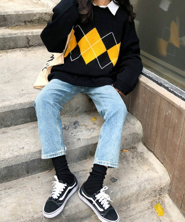 Damski sweter dziergany z ozdobnym wzorem